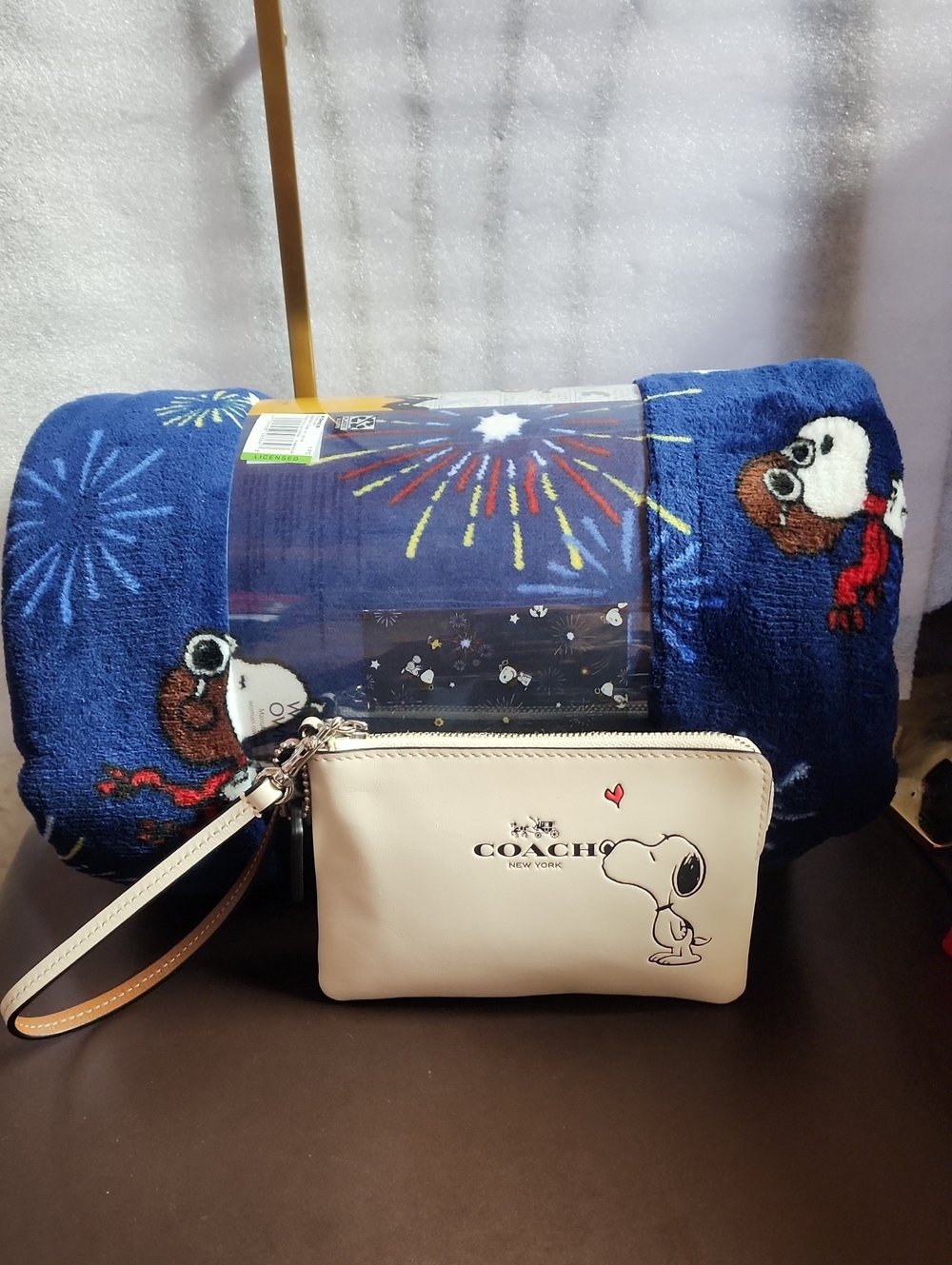 Coach X Snoopy Wristlet Euc With No CO &  Oversized Plush Peanuts Throw New - Picture 9 of 9